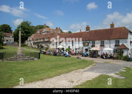 Tiger Inn neben dem Dorfplatz, East Dean (in der Nähe von Beachy Head), East Sussex Stockfoto