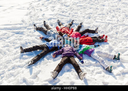 Ukraine Bukovel 17. Dezember 2015 Sonne auf dem Schnee. Lustige Familie Verlegung auf dem Schnee in Bukovel und machen ein Bild der Sonne. Stockfoto