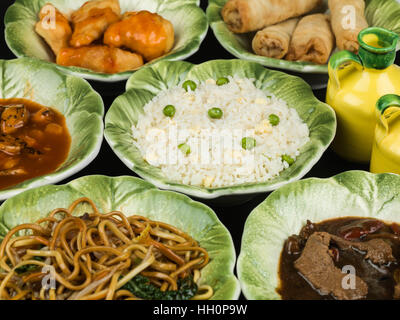 Chinesisches Essen Buffet Ei gebratener Reis Gemüse Nudeln Fried Chicken Rindfleisch in schwarzer Balken Sauce und süß und sauer Huhn Stockfoto