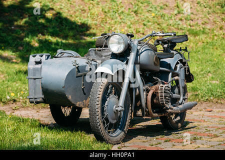 Die alte Rarität Dreirad, Dreirad-graue Motorrad mit Beiwagen der Wehrmacht 2. Weltkrieg Zeit stehend als Schauobjekt In sonnigen Sommerpark. Stockfoto