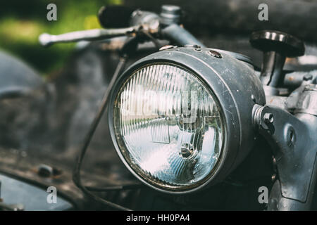 Schließen Sie die Ansicht des Scheinwerfers auf die alten Seltenheit grau Dreirad oder dreirädrigen Motorrad mit Beiwagen. Stockfoto