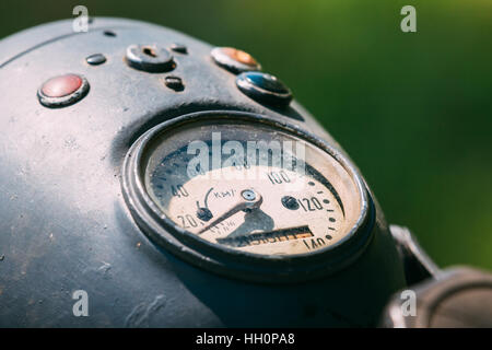 Blick auf den Tacho auf dem mechanischen Armaturenbrett alte Rarität schließen Motorrad grau Stockfoto