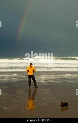 Rainbow Beach mit Winter Gewitterwolken, Pacific Coast Scenic Byway, Lincoln City, Oregon Stockfoto