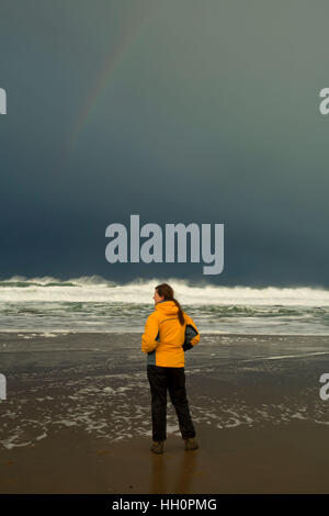 Rainbow Beach und Walker mit Winter Gewitterwolken, Pacific Coast Scenic Byway, Lincoln City, Oregon Stockfoto