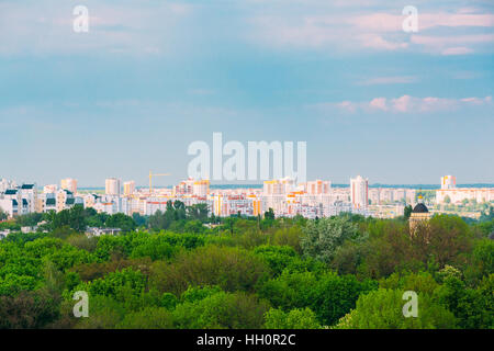 Gomel, Weißrussland. Draufsicht der neue mehrstöckige Wohngebäude im Volotova Bezirk. Malerische Stadtbild mit leuchtend grünen Kronen von alten Parkbäumen In Stockfoto