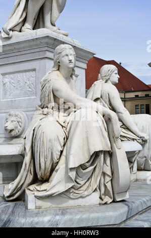 Zwei weibliche Statuen im Rahmen des Schiller-Denkmal außerhalb des Konzertsaals, Berlin, Deutschland. Stockfoto