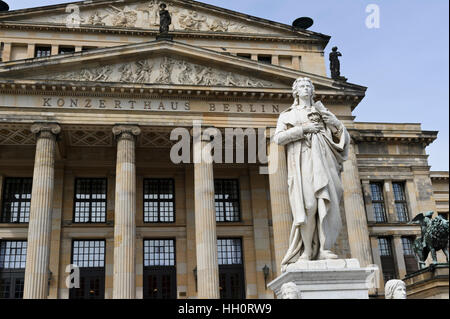 Friedrich-Schiller-Denkmal außerhalb des Konzertsaals, Berlin, Deutschland. Stockfoto