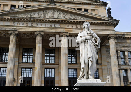 Friedrich-Schiller-Denkmal außerhalb des Konzertsaals, Berlin, Deutschland. Stockfoto