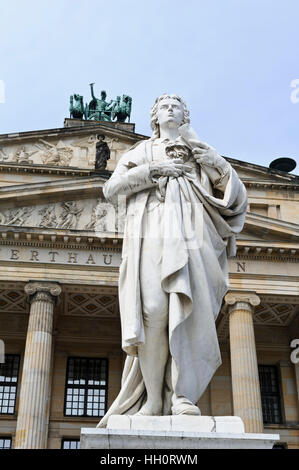 Friedrich-Schiller-Denkmal außerhalb des Konzertsaals, Berlin, Deutschland. Stockfoto