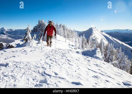 Ein Mann auf einem Bergrücken in den North Cascades Bergen von Washington State Schneeschuhwandern Stockfoto