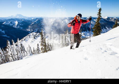 Ein Mann auf einen Berg in den North Cascades Bergen von Washington State Schneeschuhwandern Stockfoto