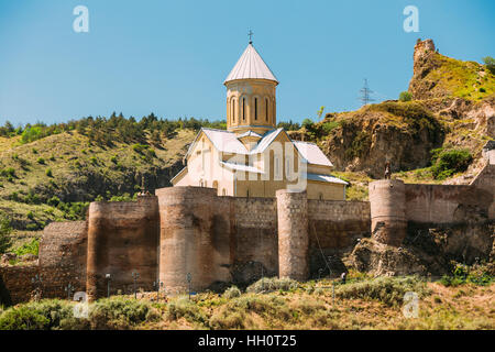 Malerische Aussicht auf die uneinnehmbare Festung Narikala Festung und St. Nikolaus-Kirche In Tiflis, Georgien. Stockfoto