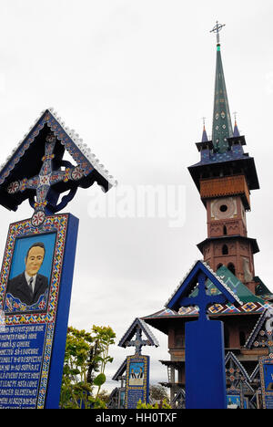 Maramures, einer abgelegenen Karpatenregion von Romania.The Fröhliche Friedhof (Rumänisch: Cimitirul Vesel) ist ein Friedhof im Dorf Sapanta.It ist berühmt für seine bunten Grabsteine mit naiven Gemälden beschreibt in einer ursprünglichen und poetische Art und Weise, die Menschen, die dort, sowie Szenen aus ihrem Leben begraben sind. Der Friedhof Ursprünge mit dem Namen Stan Ioan Patras verbunden sind, ein lokaler Künstler, der die ersten Grabstein Kreuze in 1935.Connections mit der lokalen Dacian Kultur geformt wurden. der Tod ist ein Moment voller Freude und Erwartung für ein besseres Leben. Stockfoto