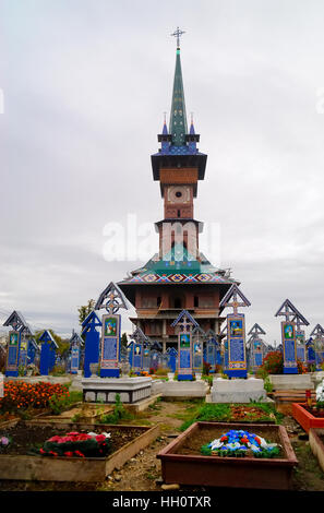 Maramures, einer abgelegenen Karpatenregion von Romania.The Fröhliche Friedhof (Rumänisch: Cimitirul Vesel) ist ein Friedhof im Dorf Sapanta.It ist berühmt für seine bunten Grabsteine mit naiven Gemälden beschreibt in einer ursprünglichen und poetische Art und Weise, die Menschen, die dort, sowie Szenen aus ihrem Leben begraben sind. Der Friedhof Ursprünge mit dem Namen Stan Ioan Patras verbunden sind, ein lokaler Künstler, der die ersten Grabstein Kreuze in 1935.Connections mit der lokalen Dacian Kultur geformt wurden. der Tod ist ein Moment voller Freude und Erwartung für ein besseres Leben. Stockfoto