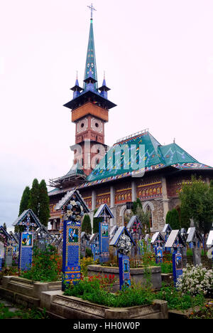 Maramures, einer abgelegenen Karpatenregion von Romania.The Fröhliche Friedhof (Rumänisch: Cimitirul Vesel) ist ein Friedhof im Dorf Sapanta.It ist berühmt für seine bunten Grabsteine mit naiven Gemälden beschreibt in einer ursprünglichen und poetische Art und Weise, die Menschen, die dort, sowie Szenen aus ihrem Leben begraben sind. Der Friedhof Ursprünge mit dem Namen Stan Ioan Patras verbunden sind, ein lokaler Künstler, der die ersten Grabstein Kreuze in 1935.Connections mit der lokalen Dacian Kultur geformt wurden. der Tod ist ein Moment voller Freude und Erwartung für ein besseres Leben. Stockfoto