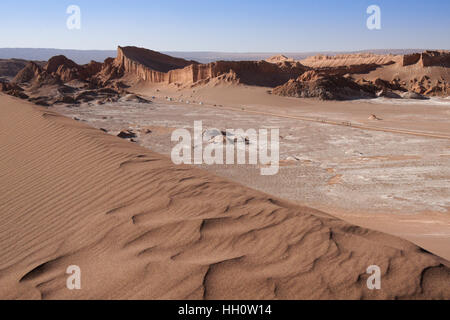 Die "Amphitheater" und Geologie des Valle De La Luna (Mondtal) von großen Düne, Atacama-Wüste, Chile Norte Grande betrachtet Stockfoto