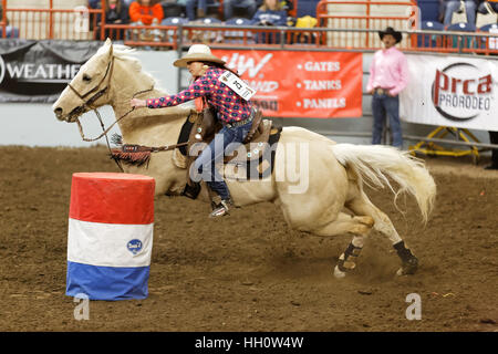 Eine junge Cowgirl konkurriert in das Faßlaufen Event auf dem Bauernhof zeigen Complex in Harrisburg, Pennsylvania Stockfoto