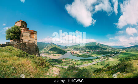 Mzcheta, Georgia. Die alte georgische orthodoxe Kirche von Holly Cross, Dschwari Kloster mit Resten der Steinmauer, Weltkulturerbe. Malerische blau bewölkt Stockfoto