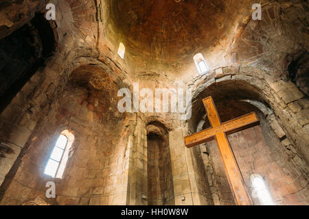 Mzcheta, Georgien - 20. Mai 2016: Unteransicht des Steins gewölbte Wände, gewölbte Decke Kuppel und großes Holzkreuz im Innern Dschwari Kirche, Ancien Stockfoto