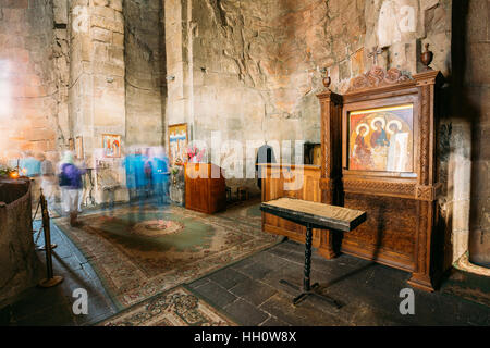 Mzcheta, Georgia - 20. Mai 2016: Die Ikone der Heiligen Dreifaltigkeit in einem Etui aus Holz geschnitzten Symbol, Kiot im Inneren des alten georgischen Dschwari Kirche oder Stockfoto