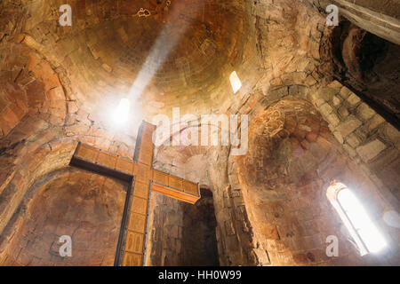 Mzcheta, Georgien - 20. Mai 2016: Unteransicht des großes Holzkreuz auf Stein gewölbten Wänden und Kuppel Hintergrund Dschwari Kirche, alte georgische Orthodo Stockfoto