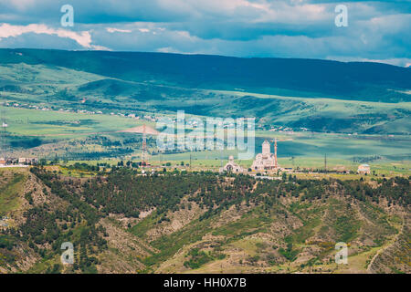 Tiflis (Tbilissi), Georgien. Top Panoramablick auf malerischen grünen Tal mit der georgischen orthodoxen Kirche im Bau im Frühjahr sonnigen Sommertag. Stockfoto