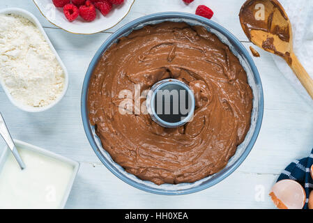Zutaten für Schokolade und Himbeer Gugelhupf - Draufsicht Stockfoto