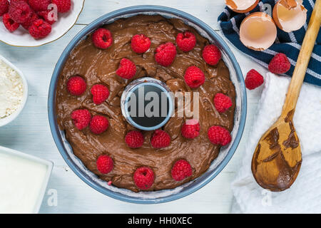 Zutaten für Schokolade und Himbeer Gugelhupf - Draufsicht Stockfoto