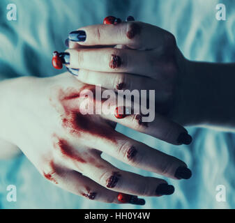 Junge Frau Hand mit Blut und Marienkäfer Stockfoto