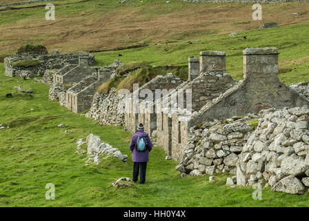 Ansicht der zerstörten Häuser und schwarzen Häuser in Hirta Dorfstraße, Moscow, äußeren Hebriden, Schottland, Vereinigtes Königreich Stockfoto