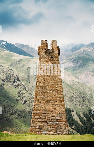 Antike alte Stein Wachturm auf Gebirgshintergrund In Sioni Dorf, Kasbegi, Mzcheta-Mtianeti Region, Georgia. Frühling oder Sommer. FA Stockfoto