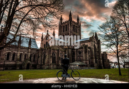 Hereford, Herefordshire. 14. Januar 2017. Eine Statue des Komponisten Edward Elgar blickt auf Hereford Kathedrale bei Sonnenuntergang. Stockfoto