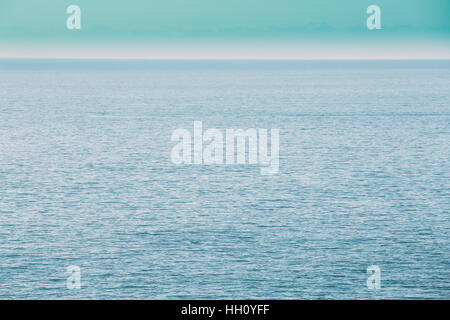 Ruhe Meer Ozean und blau Himmelshintergrund. Sanft blaue Farben. Stockfoto