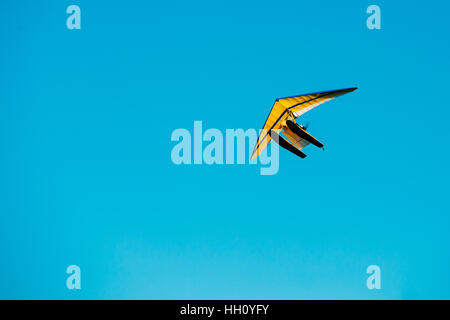 Motorisierte Hängegleiter fliegen auf blauem Himmelshintergrund der klaren sonnigen. Stockfoto