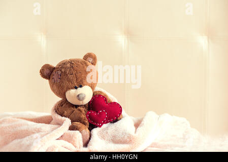 Teddybär mit roten Herzen, kopieren Sie Raum, Vintage retro-Tönung - Valentinstag, Liebe, Güte-Konzept Stockfoto