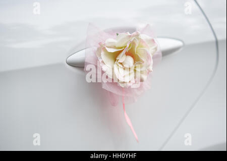 Blumendekoration auf dem Griff der Hochzeitsauto Stockfoto