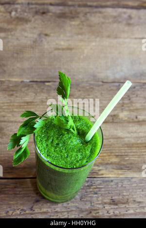 Grünen Smoothie in Glas über rustikalen hölzernen Hintergrund mit textfreiraum - Detox, Vegan, vegetarisch gesundes Gemüse Getränk Stockfoto