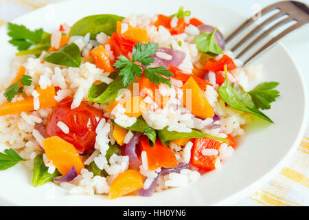 Vegetarisches Risotto mit Reis und frischem bunten Gemüse auf Teller schließen sich - gesunde vegane Ernährung vegetarisch Stockfoto
