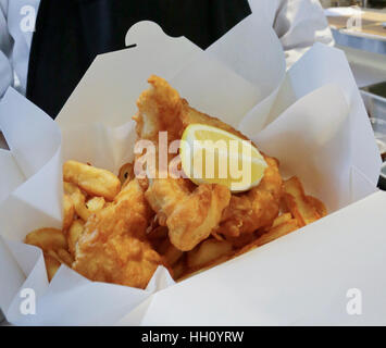 Fish &amp; Chips-Imbiss in Karton Stockfoto