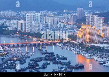 Sanya Hafen bei Nacht, Blick vom LuHuiTou Park Stockfoto