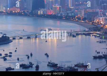 Sanya Hafen bei Nacht, Blick vom LuHuiTou Park Stockfoto