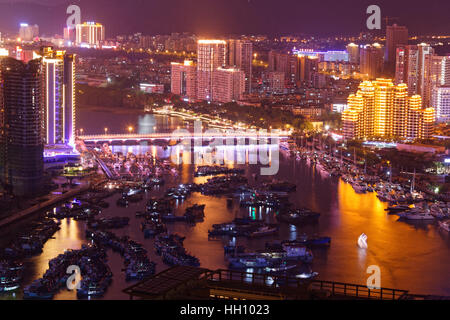 Sanya Hafen bei Nacht, Blick vom LuHuiTou Park Stockfoto