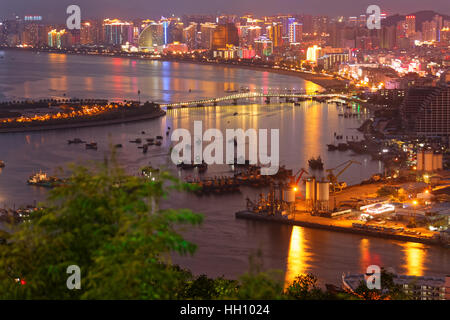 Sanya Hafen bei Nacht, Blick vom LuHuiTou Park Stockfoto