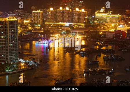 Sanya Hafen bei Nacht, Blick vom LuHuiTou Park Stockfoto