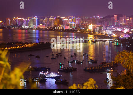 Sanya Hafen bei Nacht, Blick vom LuHuiTou Park Stockfoto