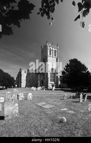 Sommer-Blick über Christchurch Priory, Stadt Christchurch, Dorset County; England, Großbritannien, Vereinigtes Königreich Stockfoto