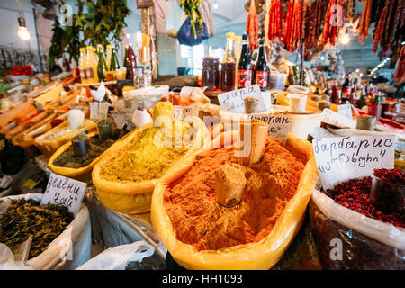 Batumi, Georgien - 28. Mai 2016: Die Fülle der auch aromatische Gewürze, Kräuter, Gewürze zum Verkauf an der Theke von der Markthalle, Bazar. Stockfoto