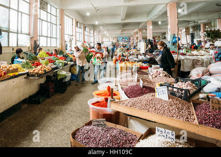 Batumi, Georgien - 28. Mai 2016: Die Szene des Arbeitstages In Markthalle Bazar. Die Verkäufer Händler und Käufer unter reichlich Zähler mit Wirtschaft Stockfoto