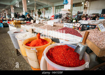 Batumi, Georgien - 28. Mai 2016: Die duftenden Gewürze In großen Behältern und roh trockene Bohnen zum Verkauf auf Markt-Theke. Stockfoto