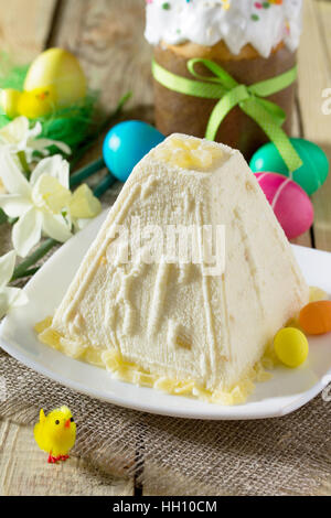 Ostern-Hintergrund. Traditionelle Ostern Urlaub Tisch: Kuchen, Ostern und bunte Ostereier. Stockfoto